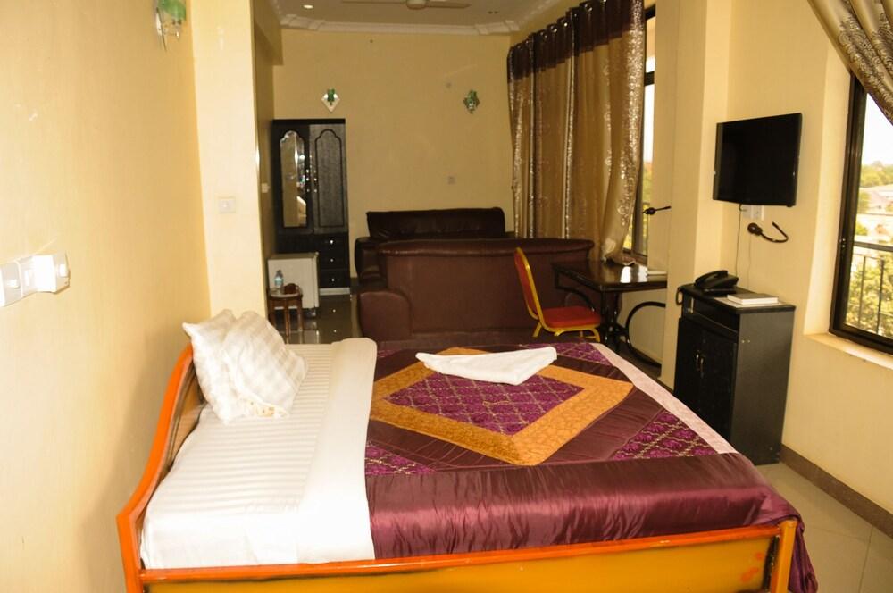 Machare British Hotel