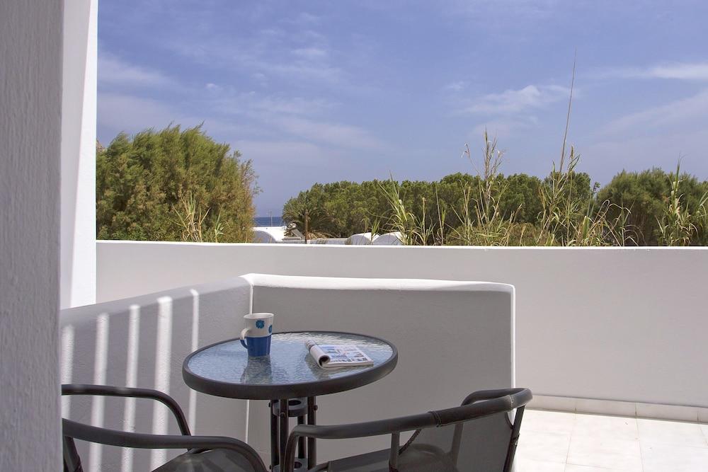 Romani Studios Perissa