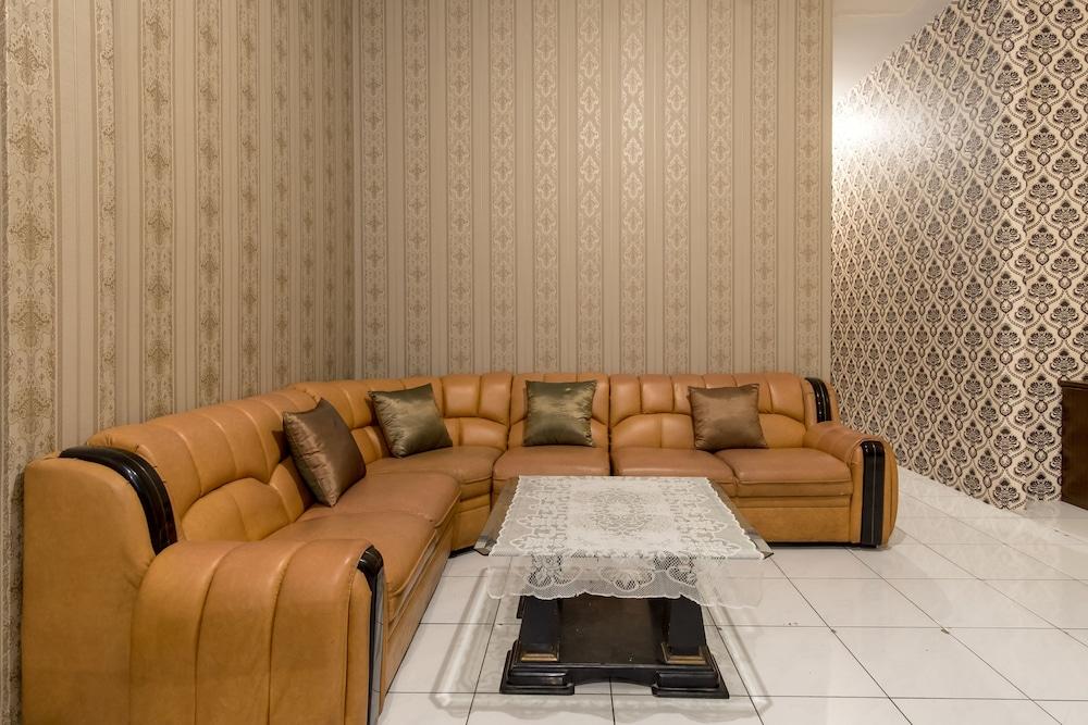 OYO 359 Executive Inn