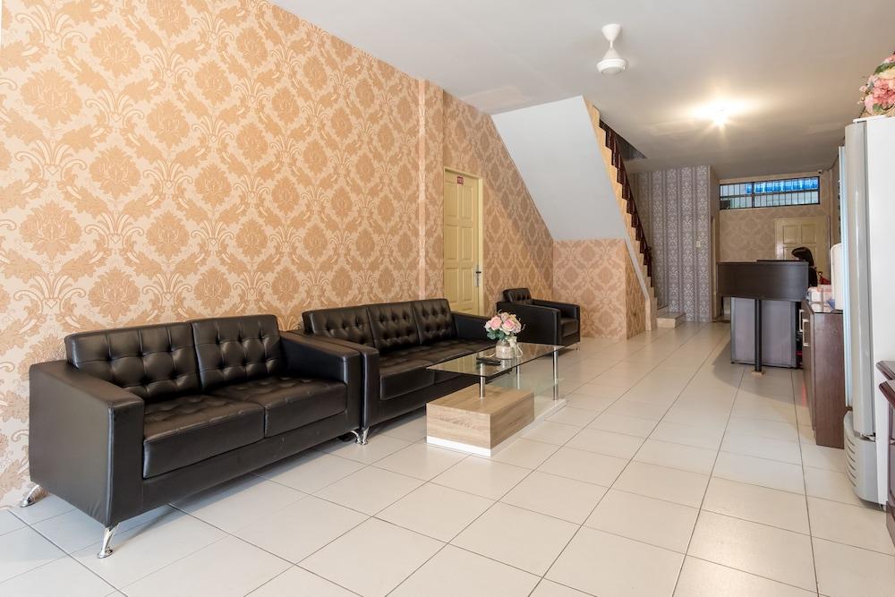 OYO 359 Executive Inn