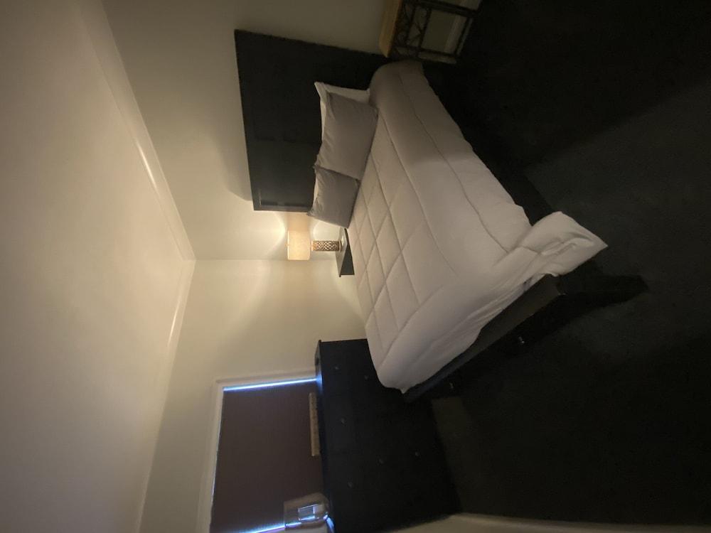 111 3bd 3 Bedroom Condo by RedAwning