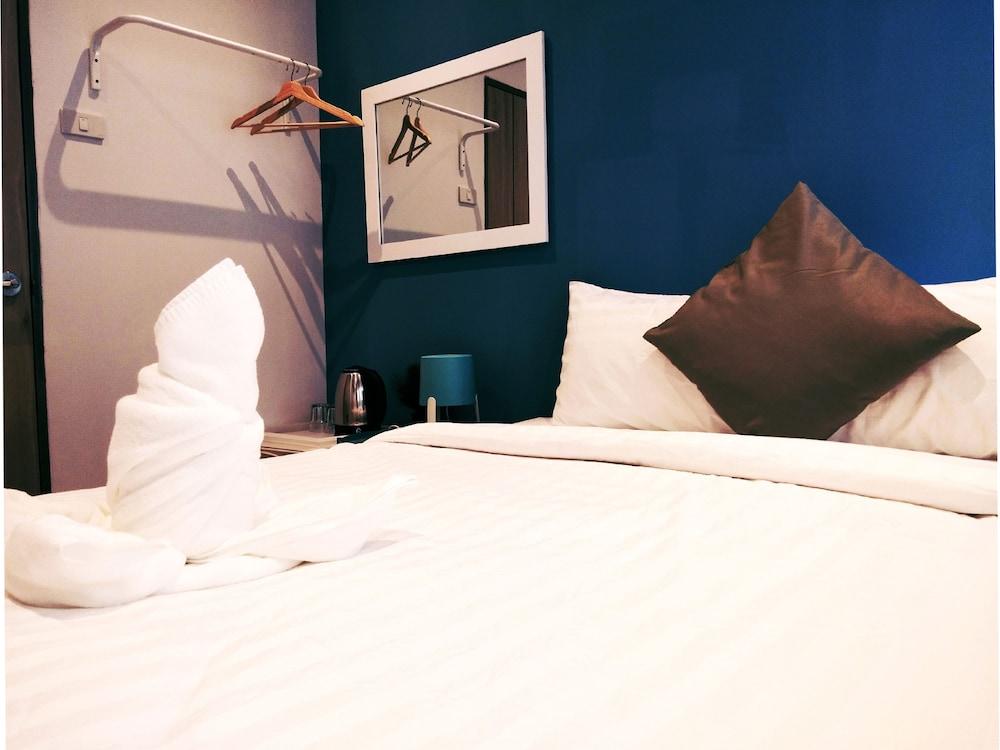 Sleep With Me Bangkok - BTS Phra Khanong