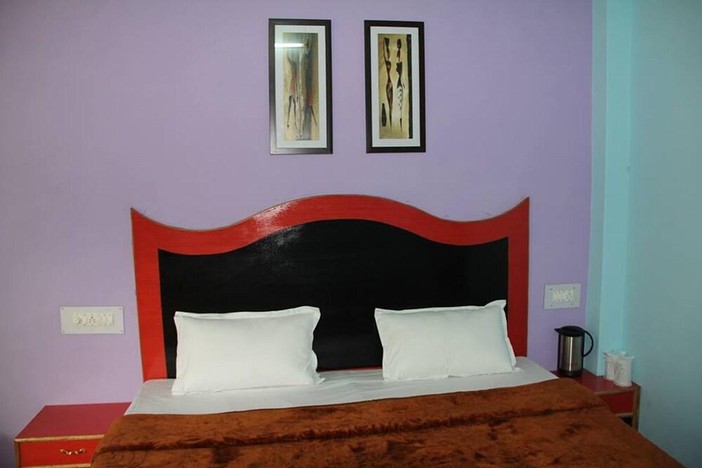 Dev Conifers Cafe & Cottages