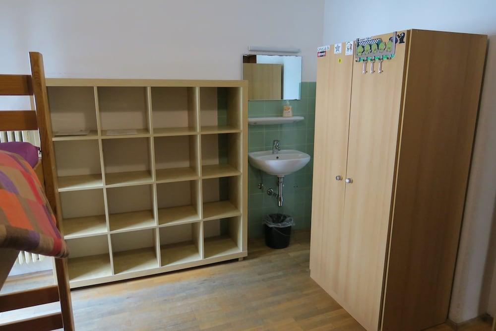 SnowBunnys BackPackers Hostel