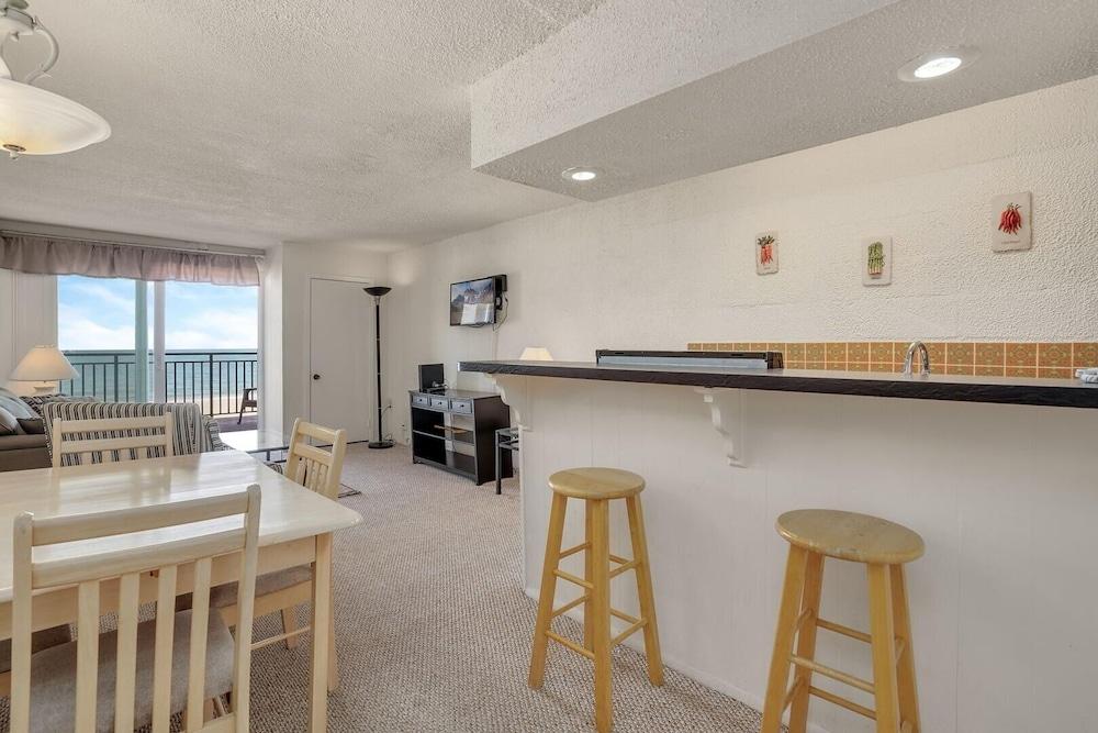 Polynesian 502 1 Bedroom Condo by RedAwning