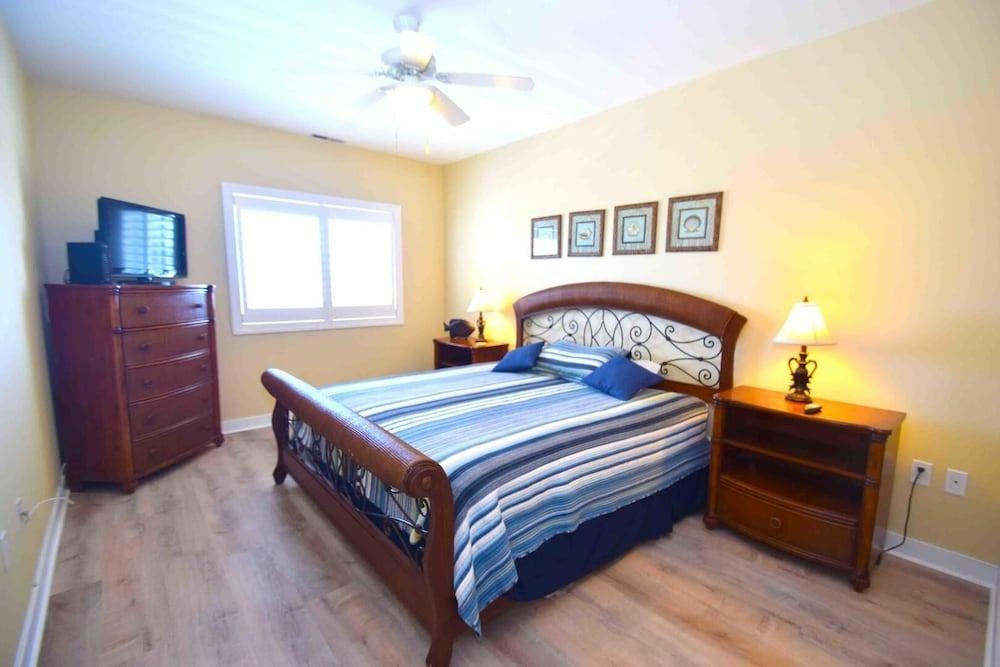 Mariner's Watch 404 4 Bedroom Condo by RedAwning