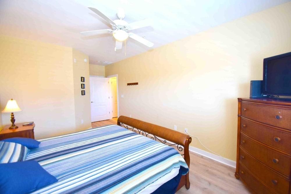 Mariner's Watch 404 4 Bedroom Condo by RedAwning