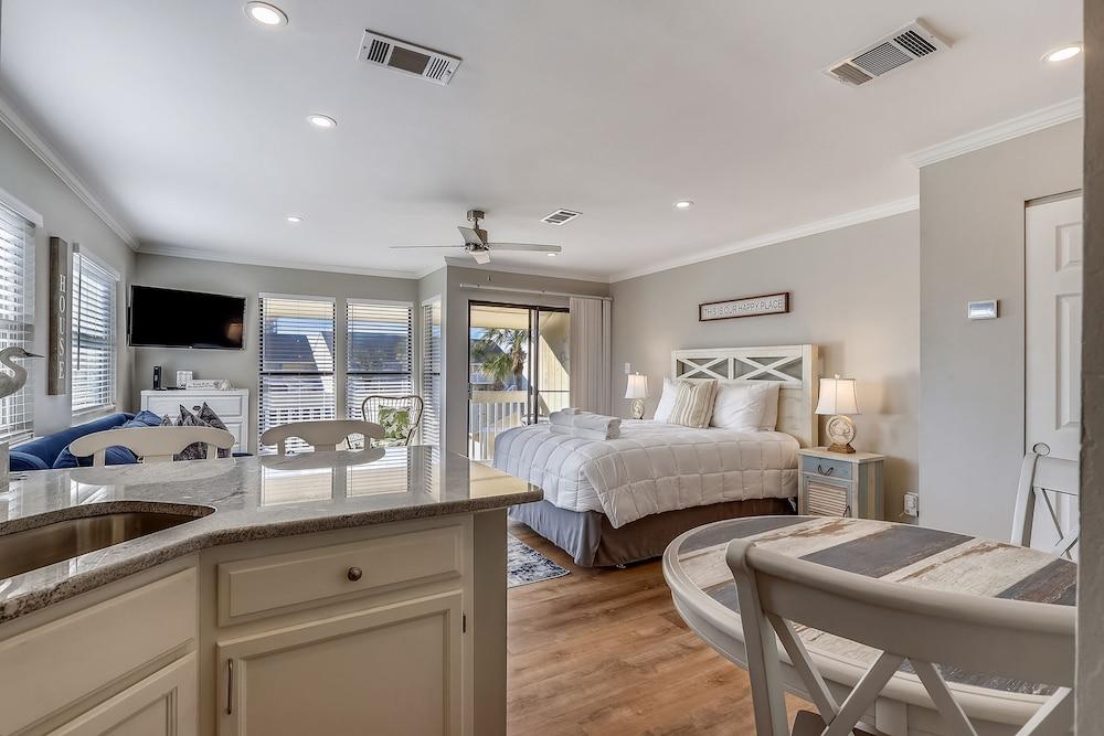 Sandpiper Cove 8208 Studio Bedroom Condo by RedAwning
