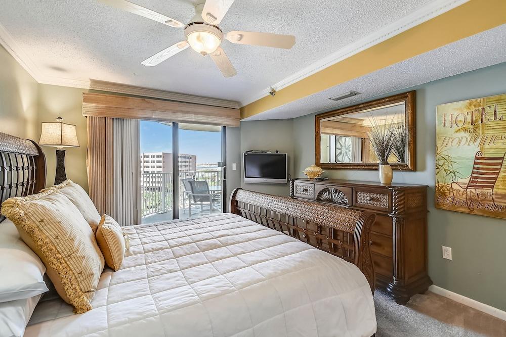 Inlet Reef 510 2 Bedroom Condo by RedAwning