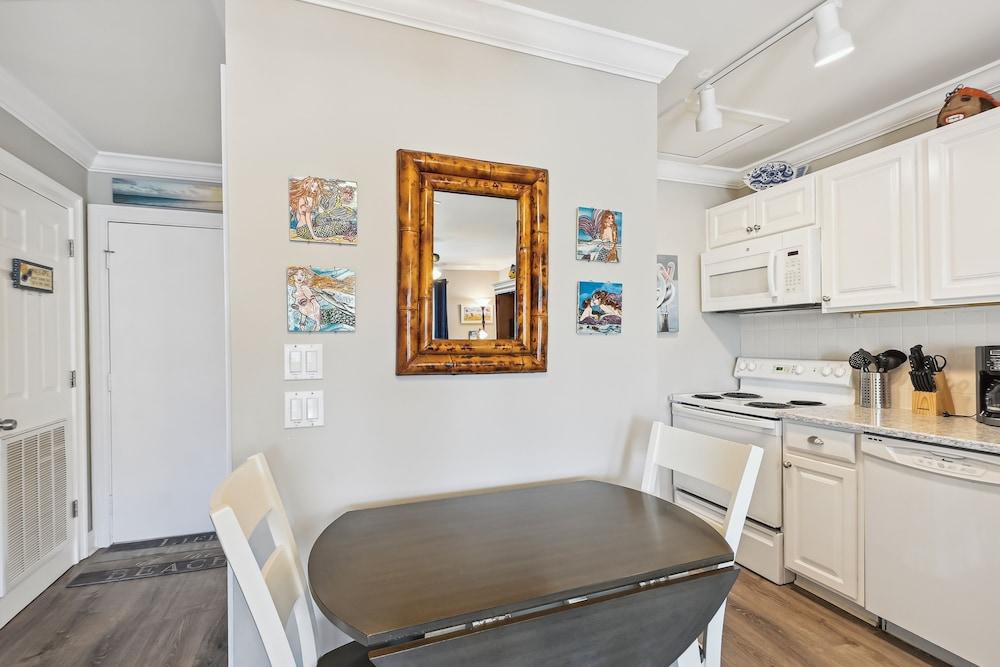 Sandpiper Cove 8245 Studio Bedroom Condo by RedAwning