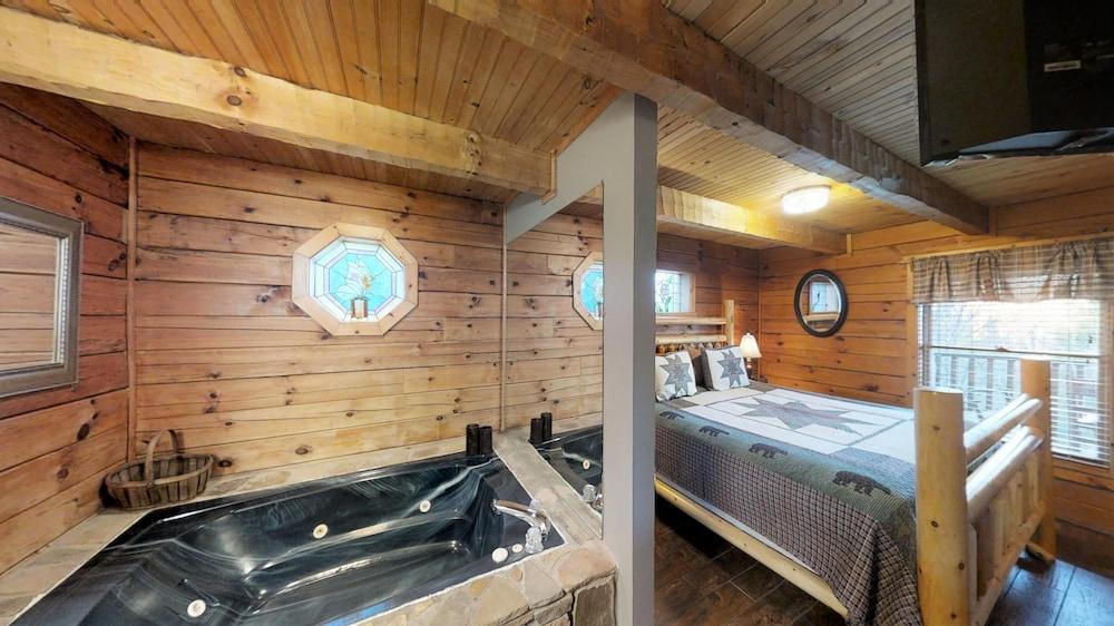 Cozy 1 Bedroom Cabin by RedAwning