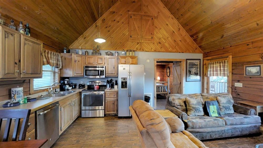Cozy 1 Bedroom Cabin by RedAwning