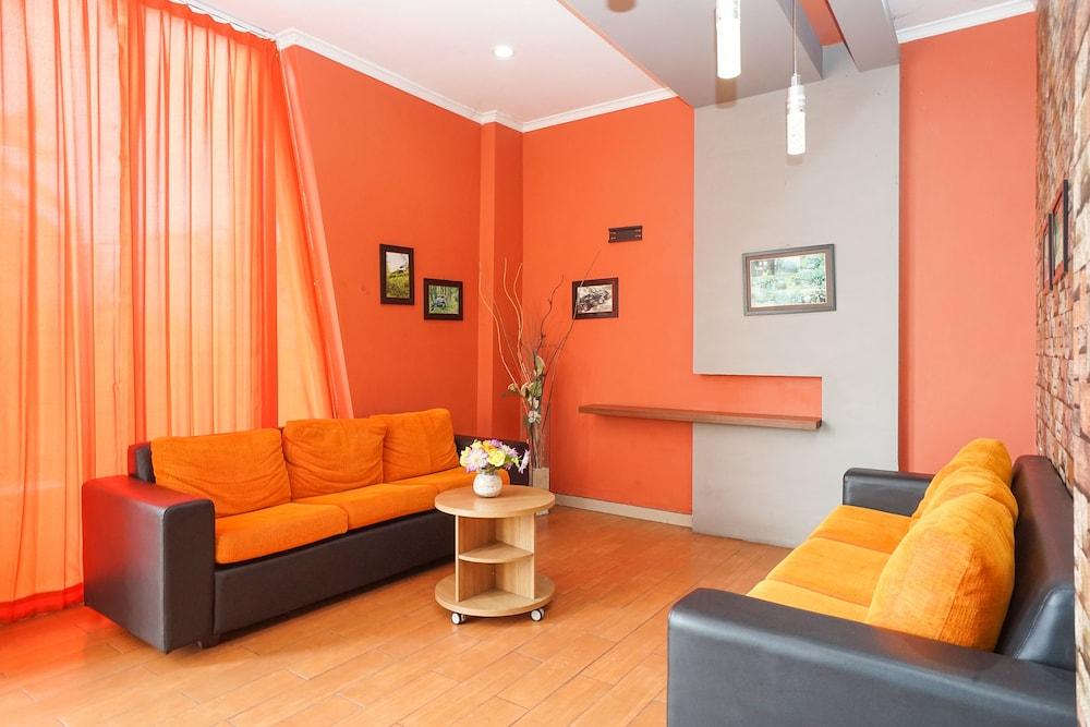 OYO 450 Semampir Residence