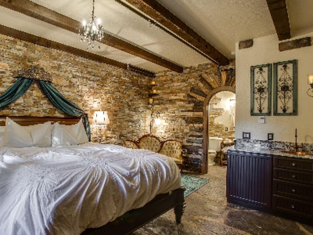 Storybook Riverside Inn