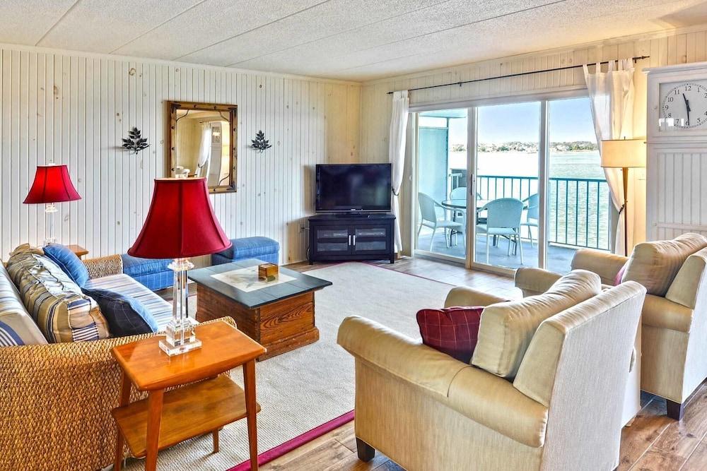 Harbour Island 307l 2 Bedroom Condo by RedAwning