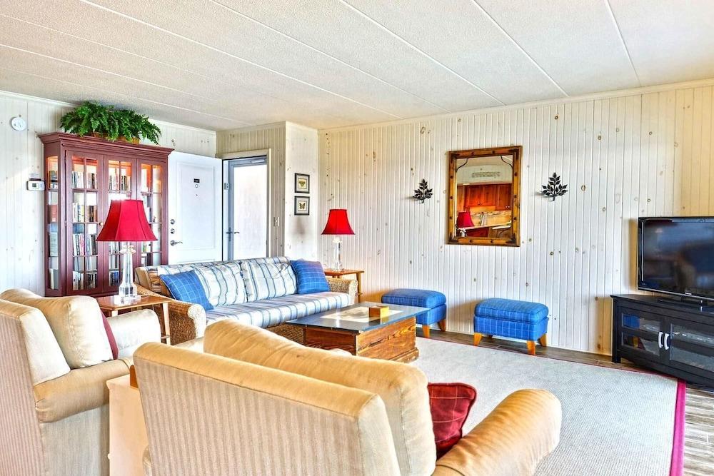 Harbour Island 307l 2 Bedroom Condo by RedAwning