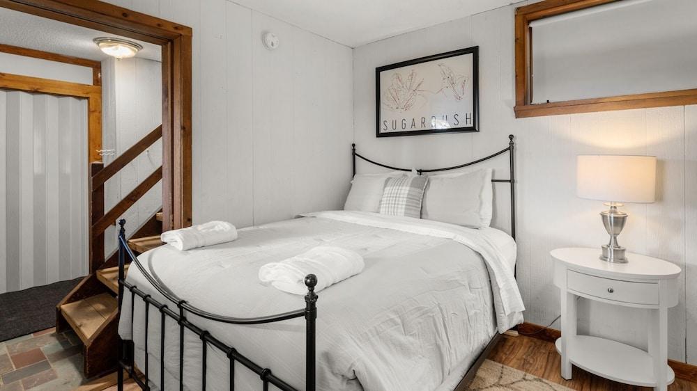 57 North Lynx 3 Bedroom Condo by RedAwning