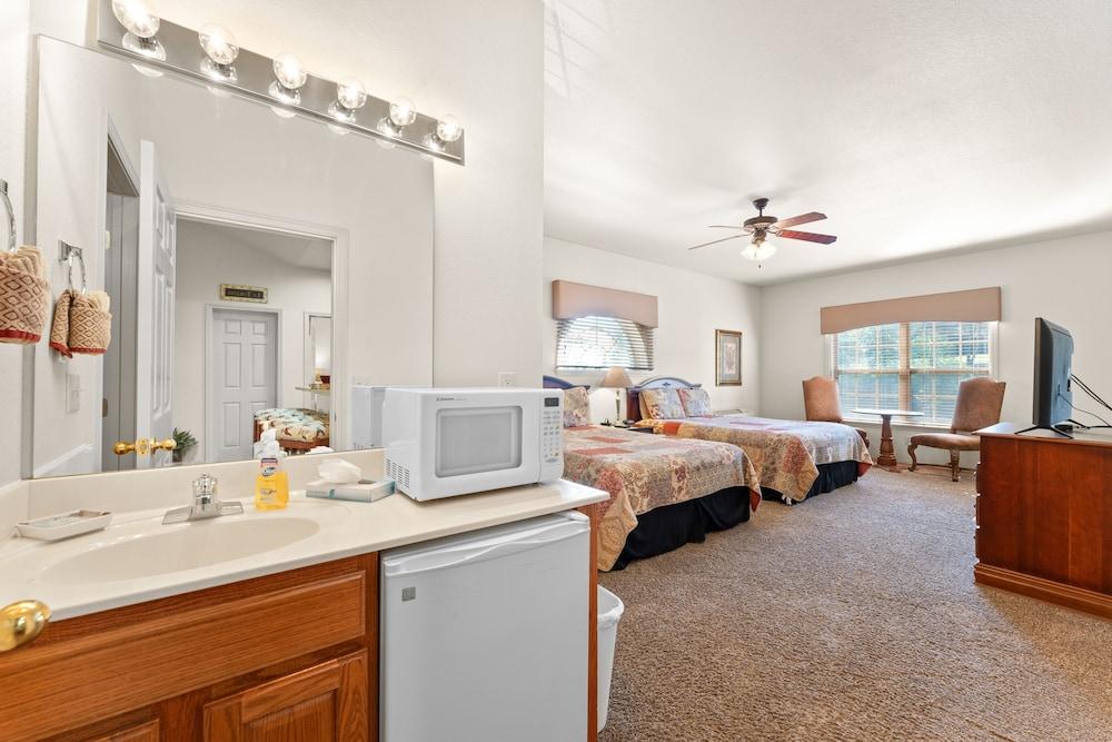 Ozark Comfort 3 Bedroom Condo by RedAwning