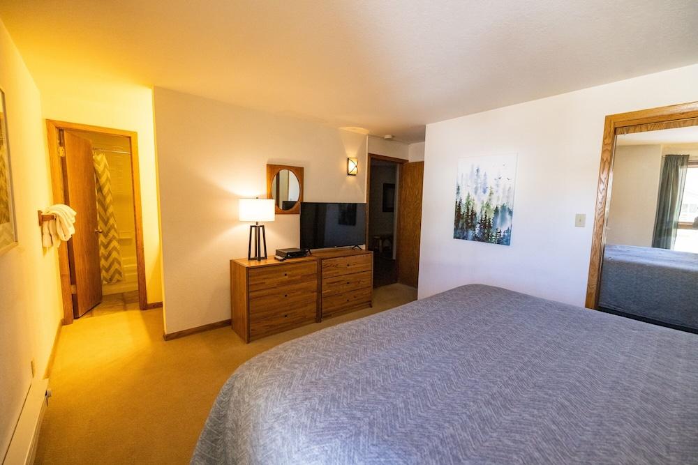 Rustic-Contemporary 3Br With Great Views! - No Cleaning Fee! by RedAwning