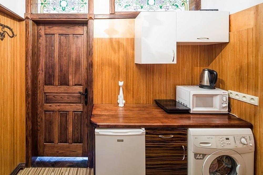 Apartment Halytska 9b