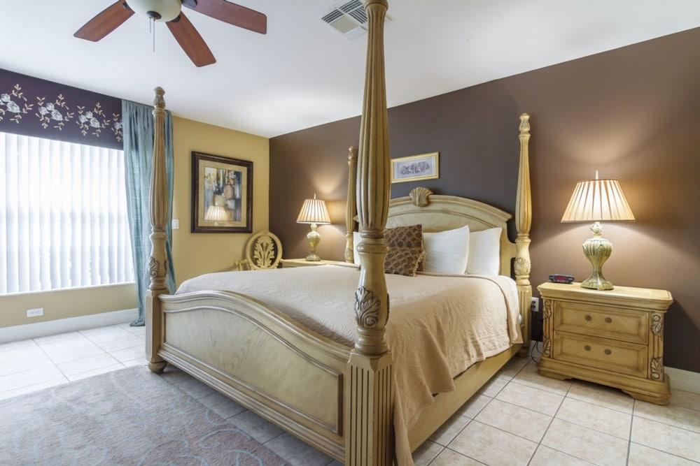 Formosa Gardens 2705