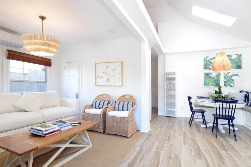 Charming 2br/2ba Cottage - Close to the Beach