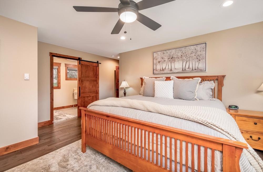 Breiding Upper Luxury Vacation At Windcliff 2 Bedroom Home by RedAwning