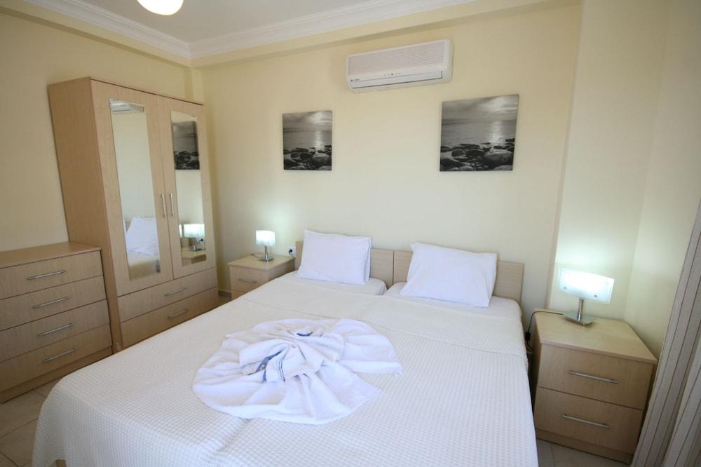 Important Group Turqouise Villa Katrina