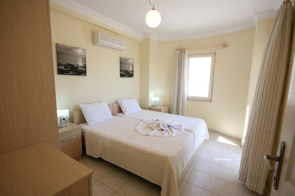 Important Group Turqouise Villa Katrina