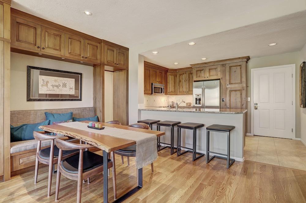 2br Gorgeous & Updated Arrowhead- Bfast 2 Bedroom Condo