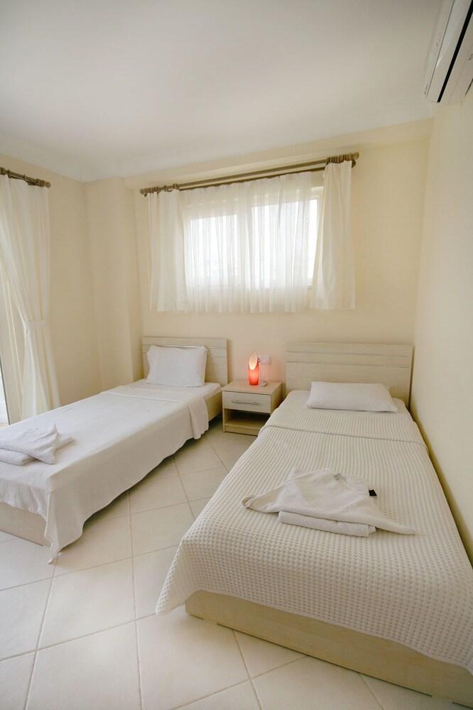 Important Group Turqouise Homes Beryl