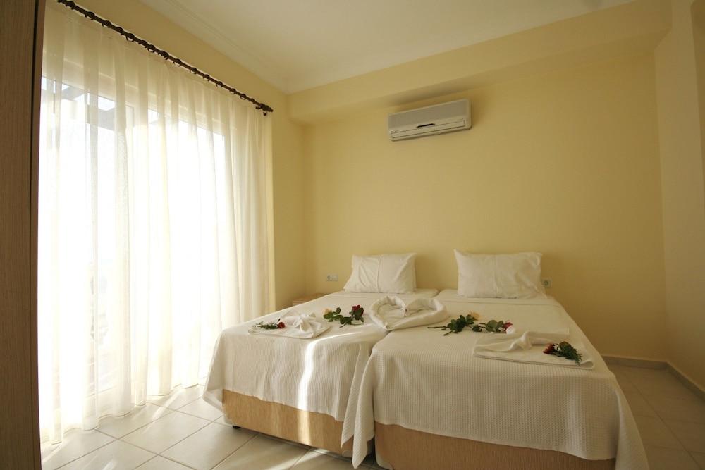 Important Group Turqouise Homes  Garnet