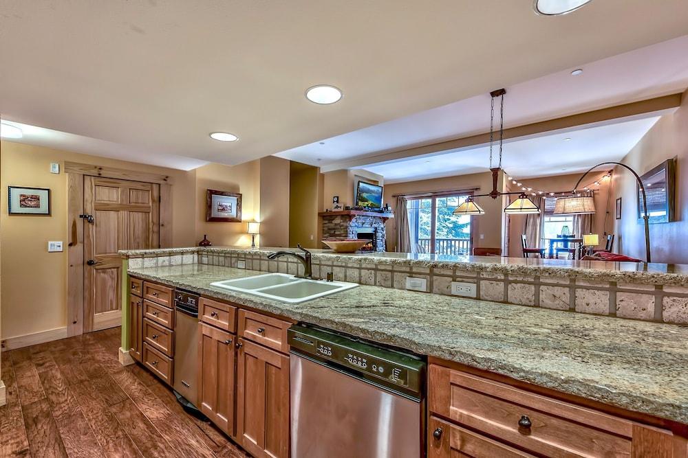 Luxury Three Bedroom Mountain Escape at Kirkwood Townhouse by RedAwning