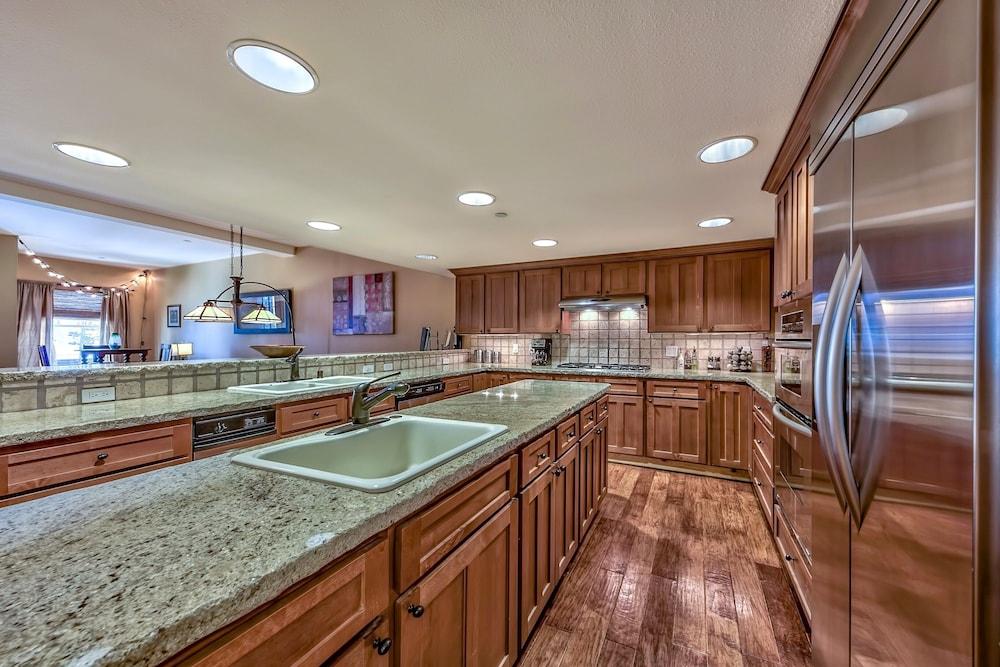 Luxury Three Bedroom Mountain Escape at Kirkwood Townhouse by RedAwning