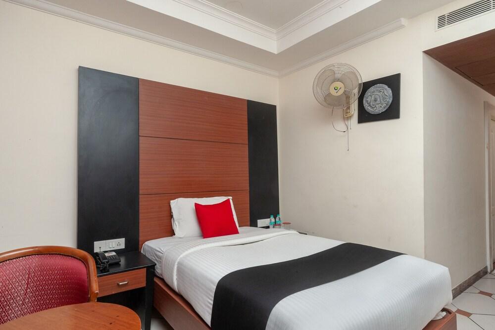 Capital O 8145 Emarald Hotel