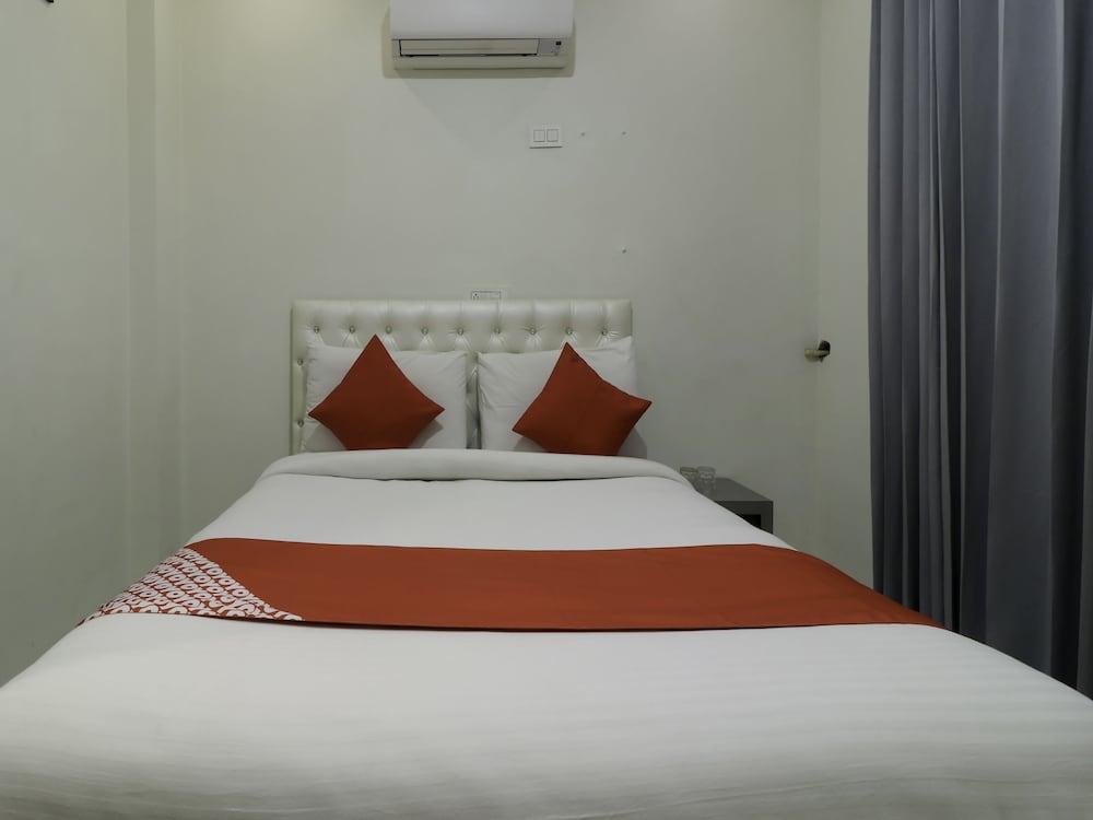 OYO 28722 The Prince Hotel