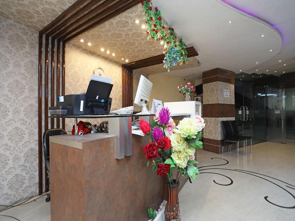 OYO 28439 Skylark Hotel