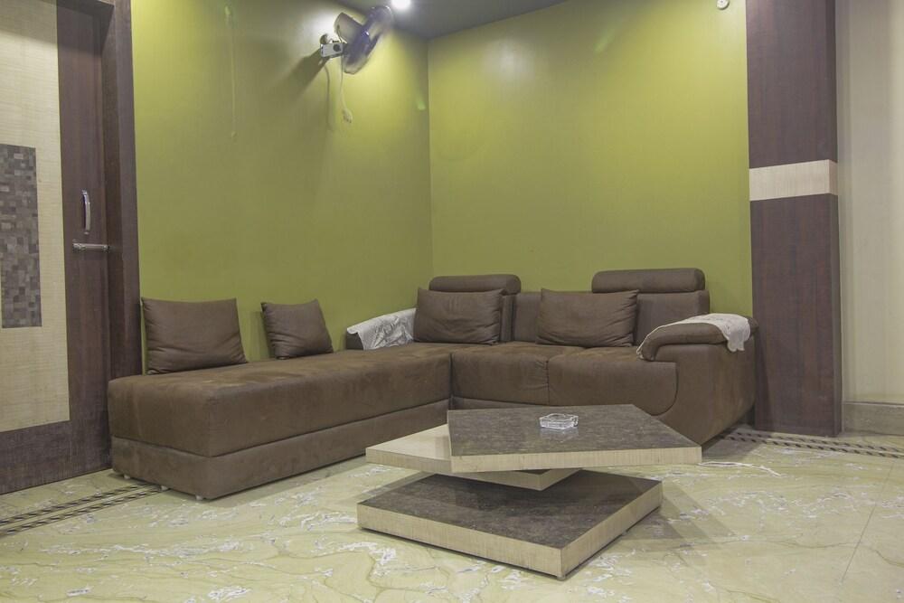 OYO 27610 Hotel Landmark