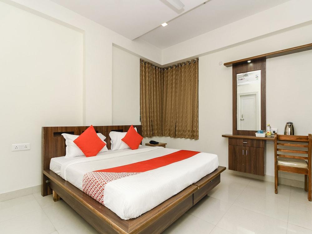 Capital O HYD756 Hotel Green Leaf