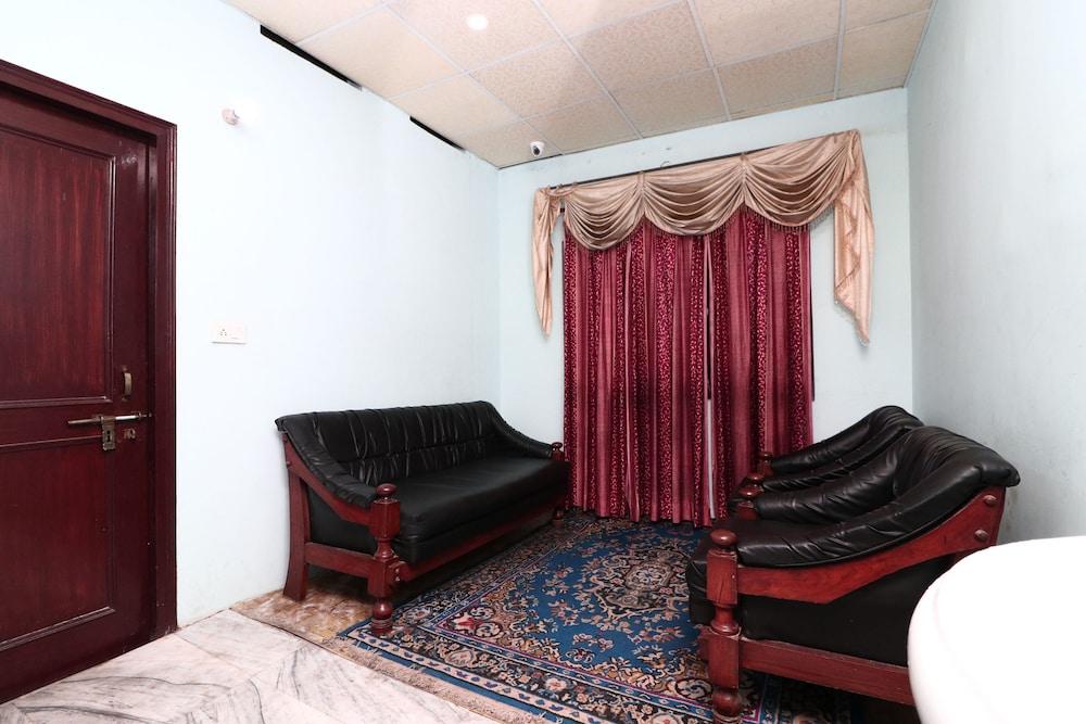 OYO 16109 Hotel Ayaan