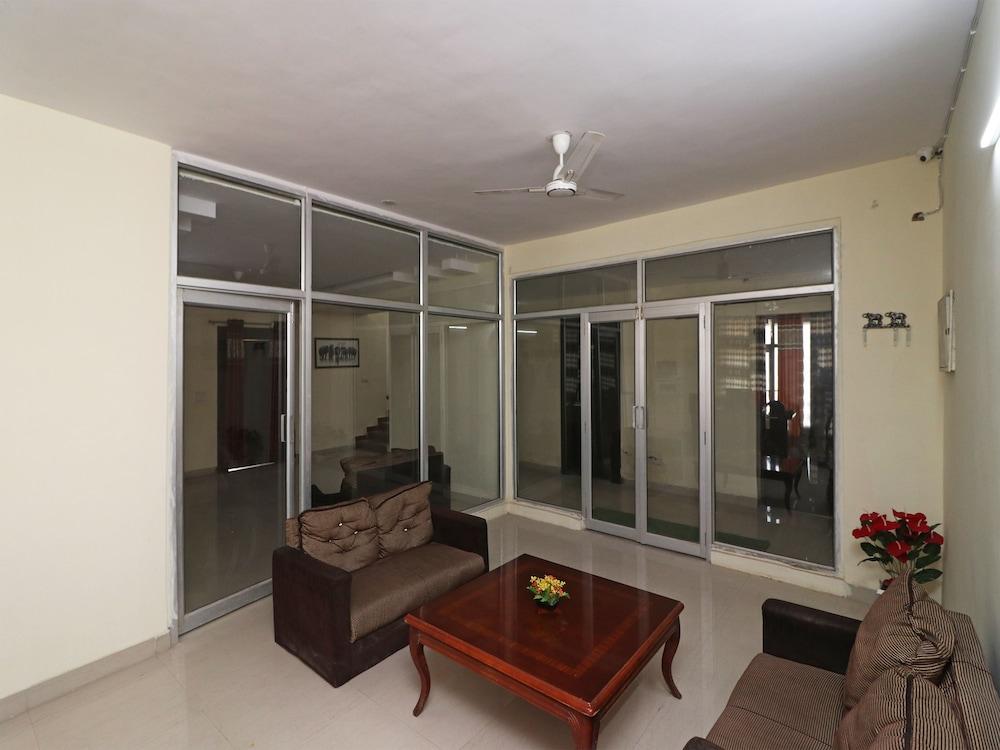 OYO 26869 Taj View Pent House