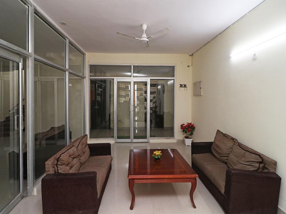 OYO 26869 Taj View Pent House