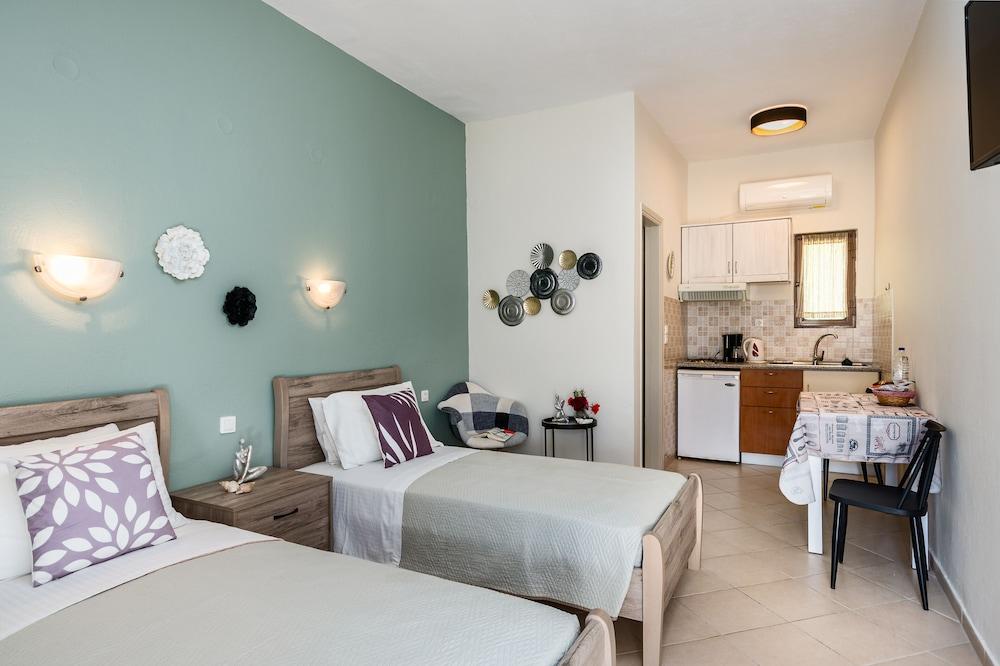 Ipsos Pool Apartments, Elena & Maria by Konnect