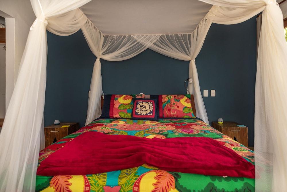 Vila do Outeiro em frente a praça da igreja