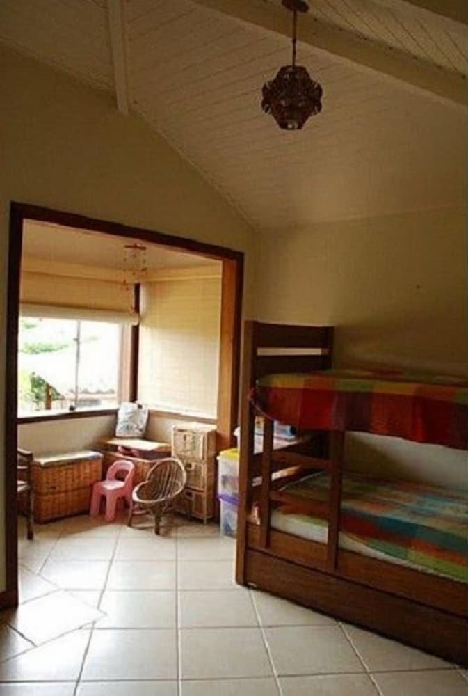 Casa 4 suites a 200m da Rua das Pedras