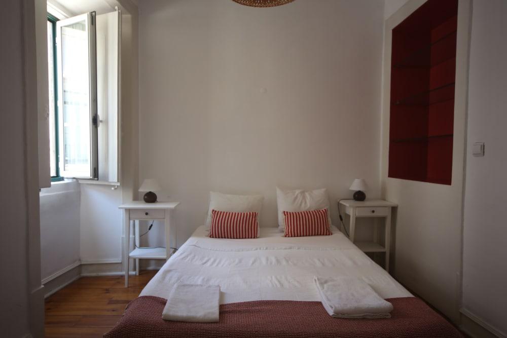 Stunning Apartment Near Chiado