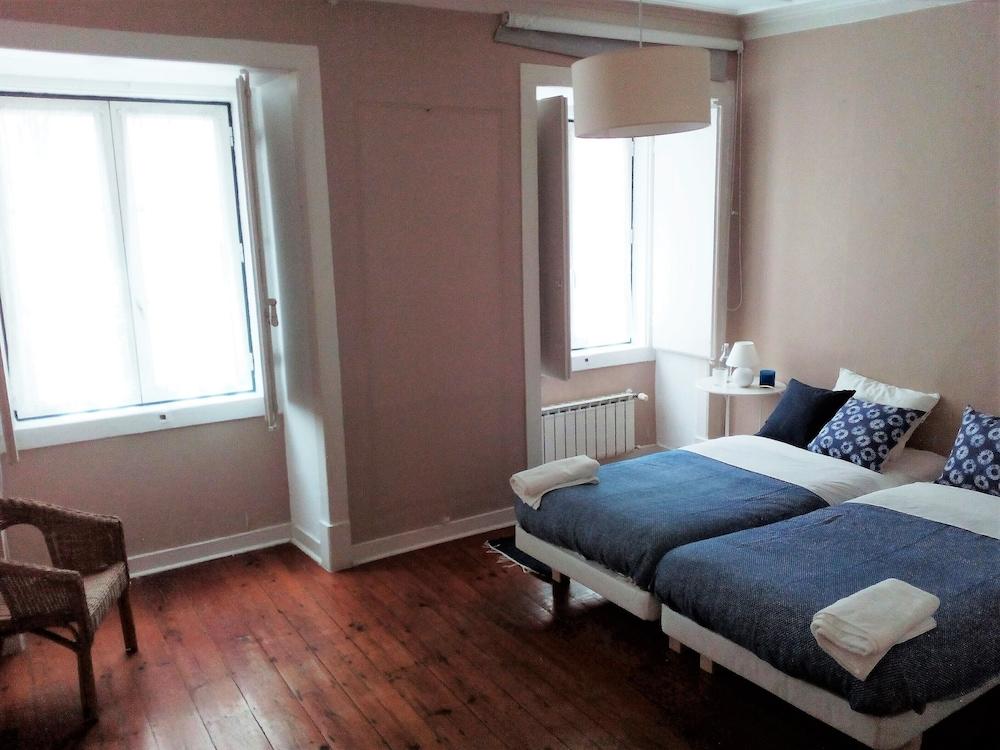 Stunning Apartment Near Chiado