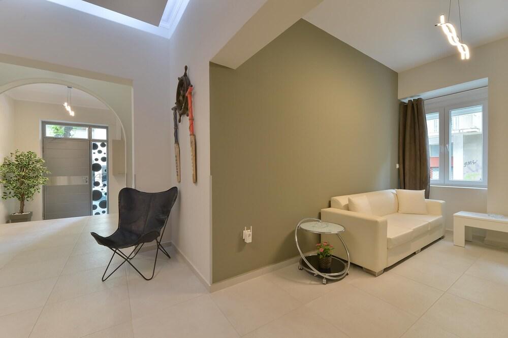 Alekos Apartments 2 Netflix, Self Check-In