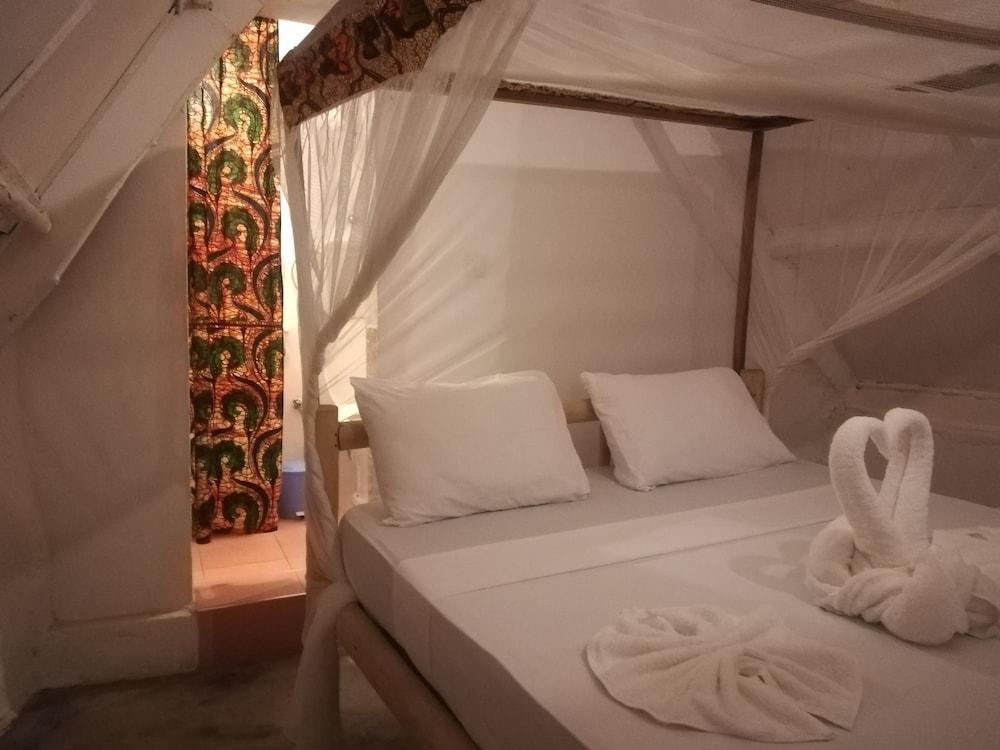 Bahari Pizza Restaurant and Bungalows