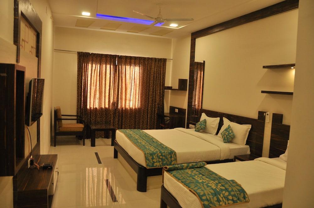 Hotel Shashinag Clarks Inn